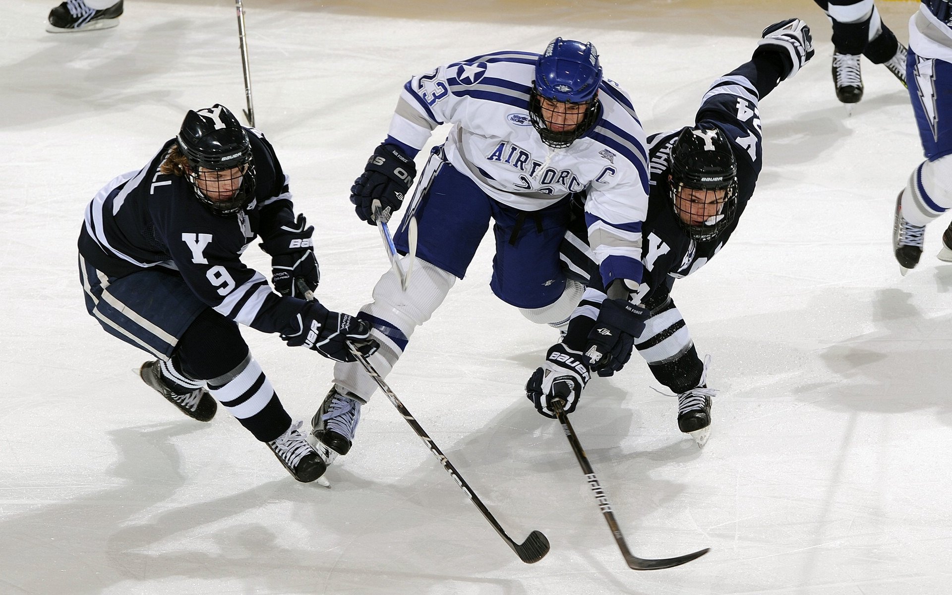 帆板绕标公开赛 选手借风力一圈又一圈绕浮标